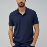 PÓLO COM DETALHE DE BRANDING