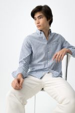 Camisa regular de cor azul