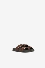 Chinelo chocolate com fivelas