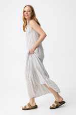 Vestido longo de cor cru com riscas finas - Image 2