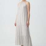 Vestido longo de cor cru com riscas finas