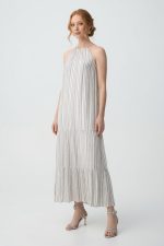 Vestido longo de cor cru com riscas finas