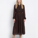 Vestido em tom chocolate,